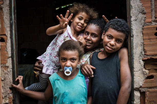niños en el hogar, estado de río de janeiro - choza fotografías e imágenes de stock