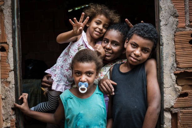 bambini brasiliani a casa, stato di rio de janeiro - slum living foto e immagini stock