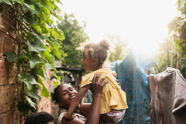 bambini brasiliani che giocano nella comunità - slum living foto e immagini stock