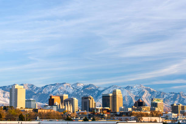 salt lake city z śnieżną górą - temple mormonism salt lake city temple square zdjęcia i obrazy z banku zdjęć