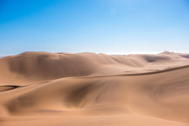 dunas de areia fora walvis bay na Namíbia - foto de acervo