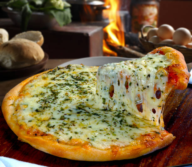 fetta di pizza formaggio fuso - pizza cheese portion mozzarella foto e immagini stock