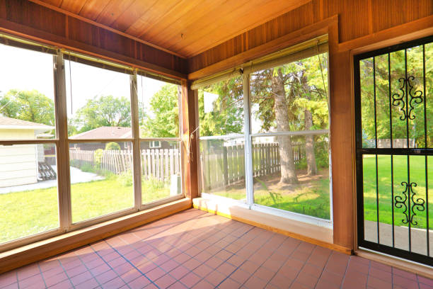 1950 mid-century modern bungalow nieruchomości wnętrze ganek - screen door door porch house zdjęcia i obrazy z banku zdjęć