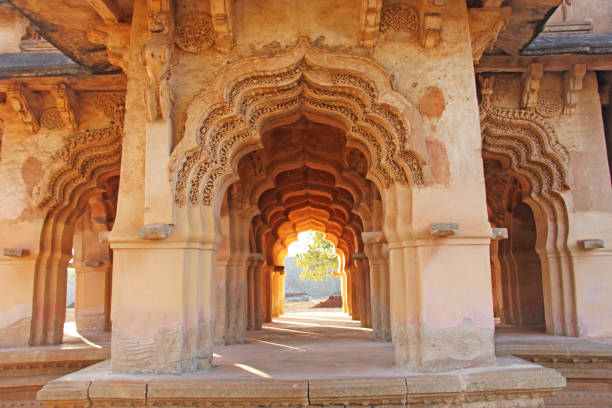 ロータス ハンピ、カルナータカ州、インドのタージマハル寺院。美しいは、石のアーチと日没に刻まれています。ゴア州の人気のある観光ルート。美しいヒンドゥー教寺院 - royal enclosure ストックフォトと画像