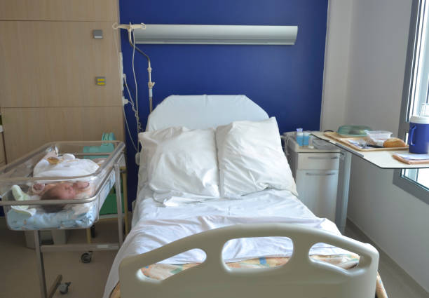 empty hospital bed and newborn baby near the bed - labour room imagens e fotografias de stock