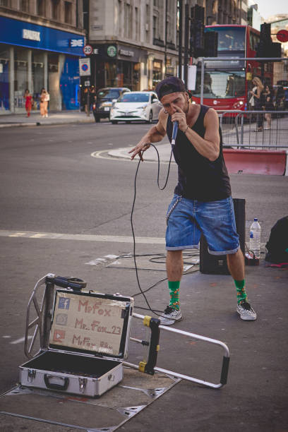 artiste de rue a spectacle beat-box à l’extérieur d’une station de métro du centre de londres. - beat box photos et images de collection