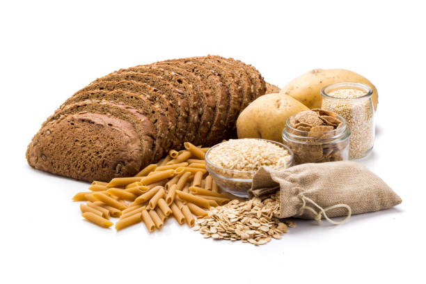 grupo de alimentos integrais, carboidratos complexos, isolados em um fundo branco - bakery bread carbohydrate cereal plant - fotografias e filmes do acervo