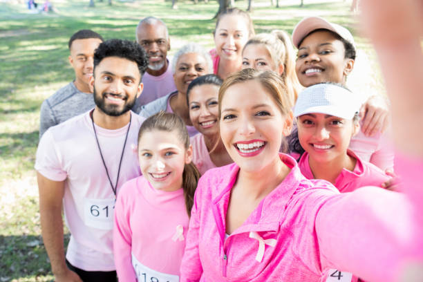selfie di gruppo di gara per i partecipanti alla cura - cancer women womens issues friendship foto e immagini stock