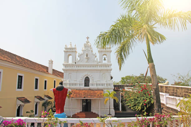 tiracol 요새입니다. 바다 요새 요새에서 화이트 가톨릭 교회 대성당. 인도, 고아 - india goa temple indian culture 뉴스 사진 이미지