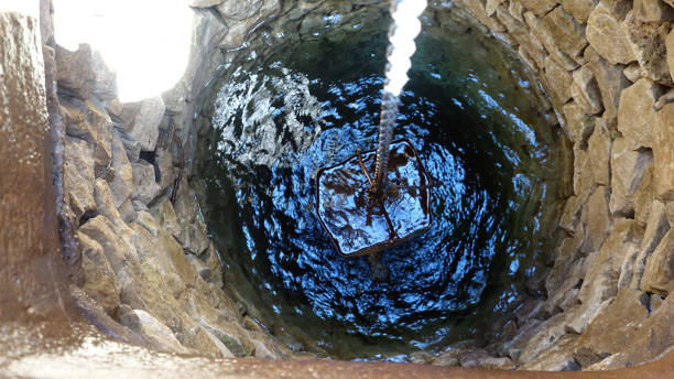 ijzeren emmer met water goed - putten stockfoto's en -beelden