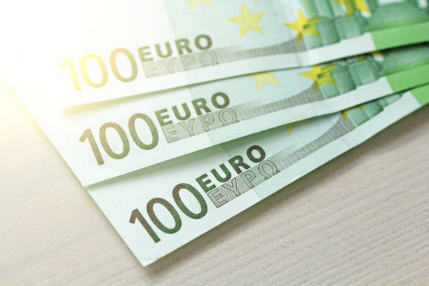 sto euro z jedną notą. 100 euro - five euro banknote european union currency number 5 paper currency zdjęcia i obrazy z banku zdjęć