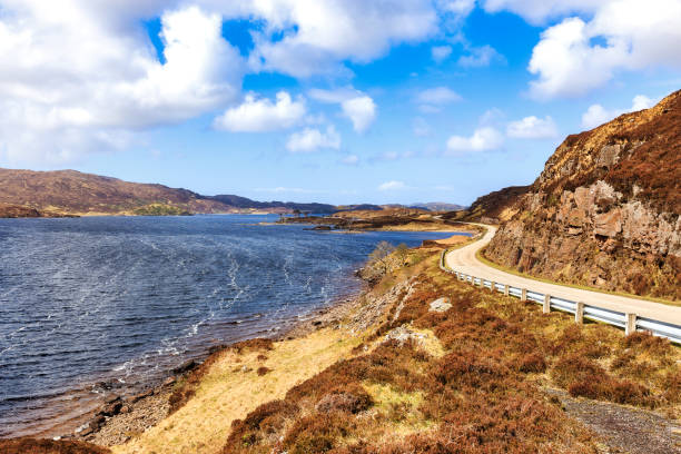 autostrada a837 lungo loch assynt negli altopiani scozzesi - loch assynt foto e immagini stock