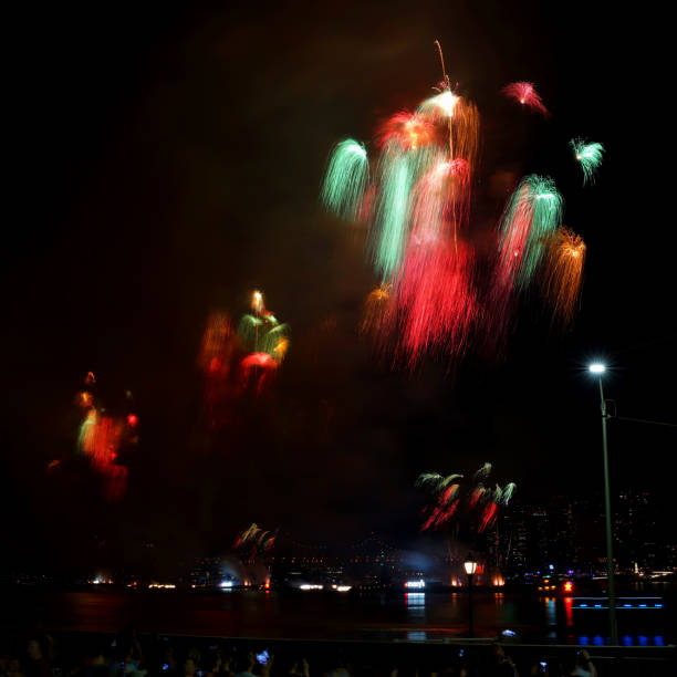 7 月花火表示、ニューヨーク市の第 4 回 - fourth of july new york city new york state firework display ストックフォトと画像