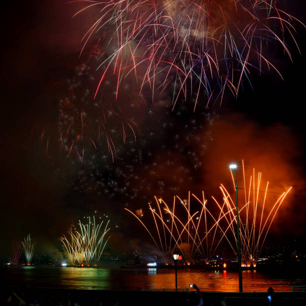 7 月花火表示、ニューヨーク市の第 4 回 - fourth of july new york city new york state firework display ストックフォトと画像