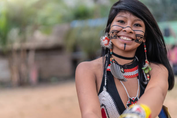 indígena brasileira jovem mulher, retrato de tupi guarani etnia, em uma cabana - tribal life - fotografias e filmes do acervo
