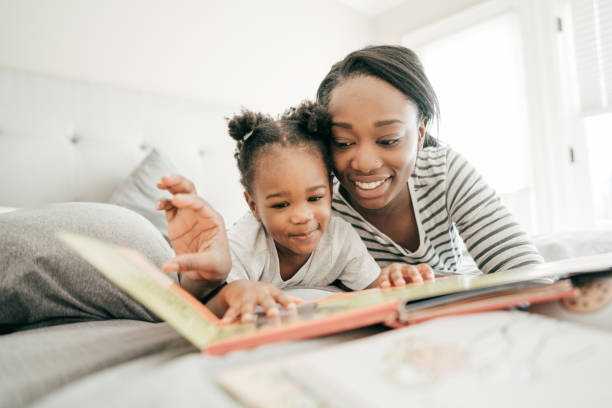 hadas cuentos los niños les encanta - child reading mother book fotografías e imágenes de stock