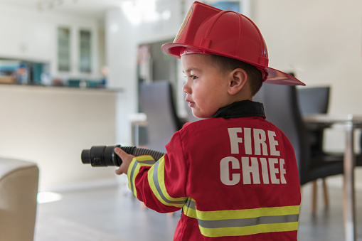 Niño, pretendiendo ser un bombero photo