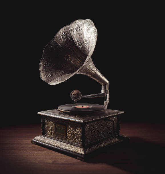 vintage grammophon auf hölzernen hintergrund - grammophon stock-fotos und bilder