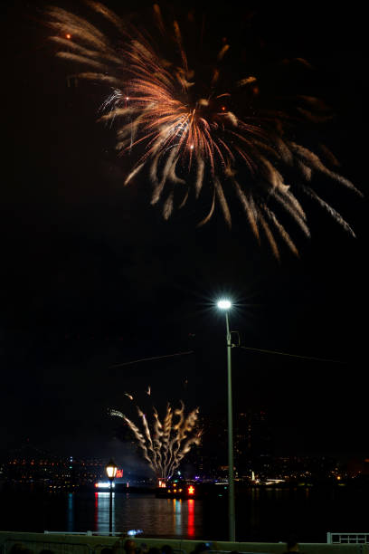 7 月花火表示、ニューヨーク市の第 4 回 - fourth of july new york city new york state firework display ストックフォトと画像