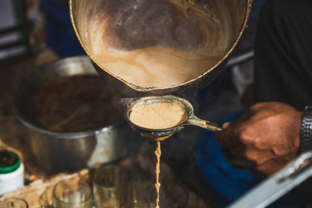 ネパールの通りにマサラ ミルクティーを作る - bagmati ストックフォトと画像