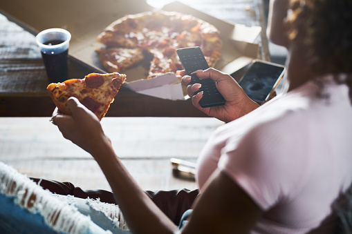 mujer relajarse viendo la televisión y comiendo pizza photo