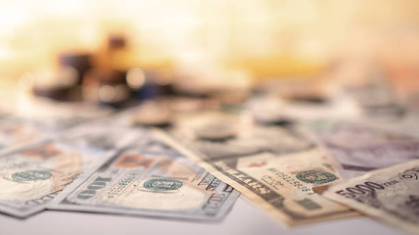 국제 돈 동전과 지폐 배경에의 한 다양 한 시간 투자 통화 교환 개념입니다. 달러 은행권에 초점. - money laundering 뉴스 사진 이미지