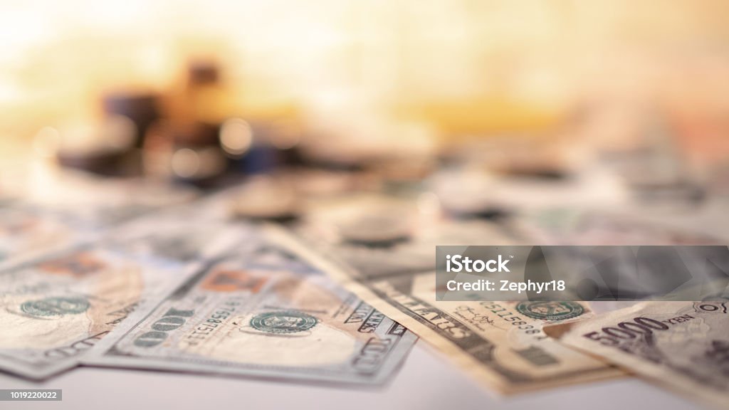 Различные международные монеты деньги и банкноты фона. Инвестиции во времени с концепцией обмена валюты. Сосредоточьтесь на долларовой ба� - Стоковые фото Валюта роялти-фри