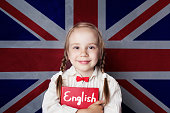 englisches-konzept-mit-kleinen-studentin-mit-buch-vor-dem-uk-flagge-hintergrund-englische.jpg?b=1&s=170x170&k=20&c=vSHljOthMuNQzXYxXnlhpJ1ZgshNG_stPrOCvquNCmU=