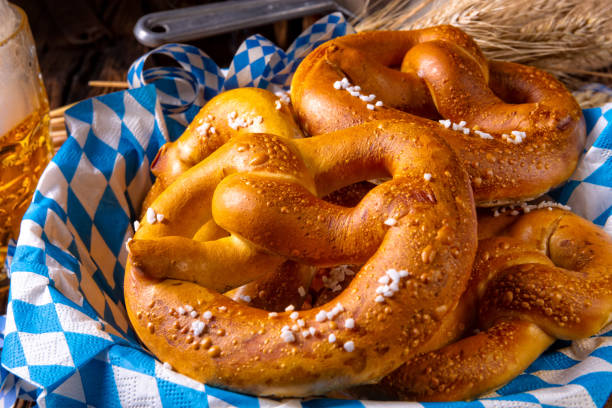 맥주와 함께 진짜 수 제 바바리아 짠 꽈 배기 - pretzel german culture food salt 뉴스 사진 이미지