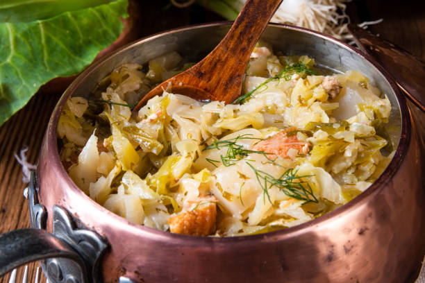 jungen und frischen kohl gekocht mit speck würfeln - cabbage stock-fotos und bilder