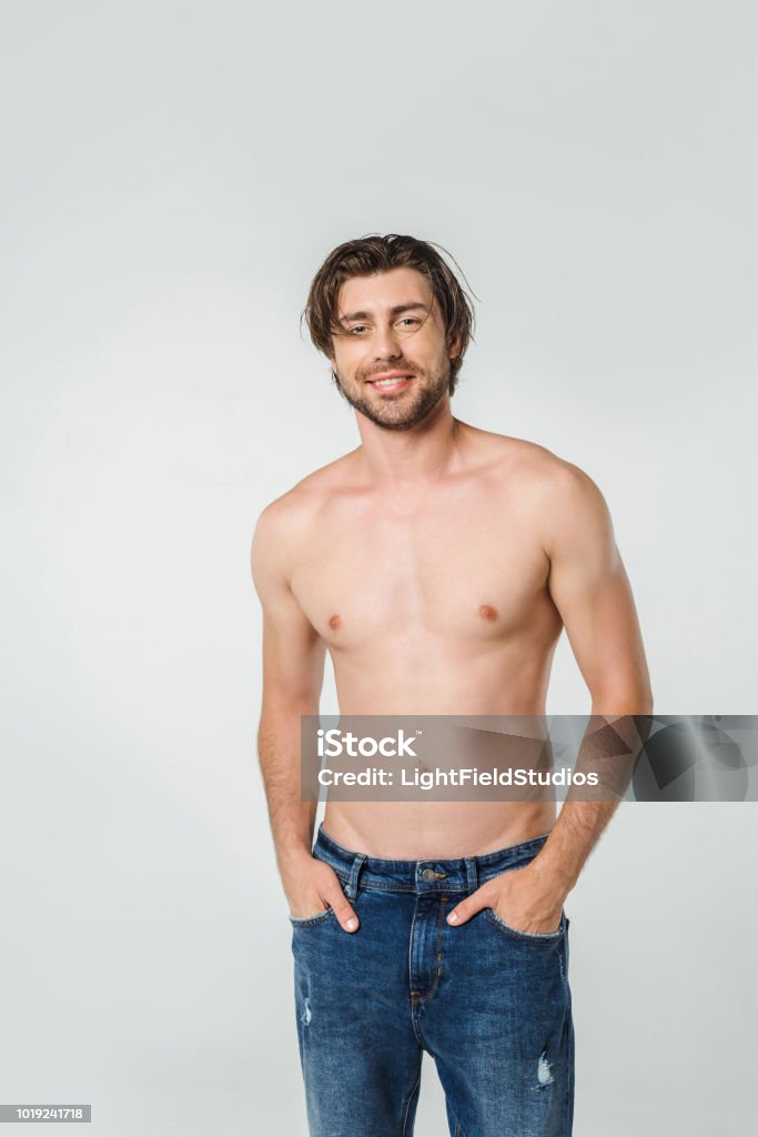 Retrato De Feliz Hombre Sin Camisa En Los Pantalones Vaqueros Aislados En  Gris Foto de stock y más banco de imágenes de Adulto - iStock