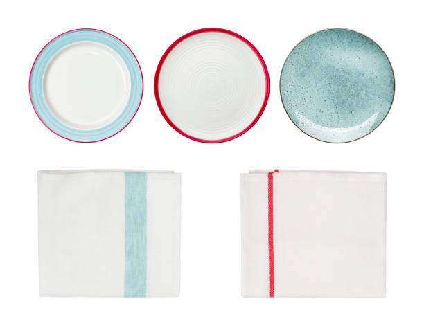 collection d’assiettes et serviettes de cuisine isolés sur fond blanc - plate empty blue dishware photos et images de collection