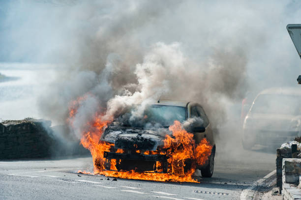 pożar samochodu, machynlleth, powys, zachodnia walia piątek 18 marca 2016 - car fire accident land vehicle zdjęcia i obrazy z banku zdjęć
