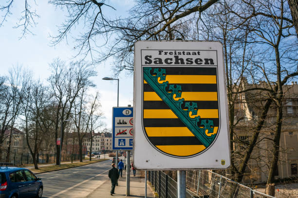 un letrero que dice 'freistaat sachsen» (estado libre de sajonia) en la foto en el checo-alemán en goerlitz, alemania - freistaat fotografías e imágenes de stock