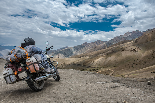 Vista panorámica del camino por el paisaje de montaña, carretera y azul cielo visto a través de moto, Leh es un pueblo en el distrito de Leh del estado indio de Jammu y Cachemira. photo