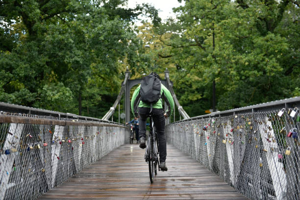 in bicicletta a berna, svizzera - bridge people berne river foto e immagini stock