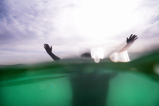 persona ahogándose en el mar photo