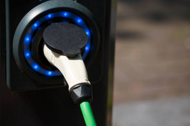 Ładowanie akumulatorów elektrycznych samochodów na stacji ładowania pojazdów elektrycznych. – zdjęcie