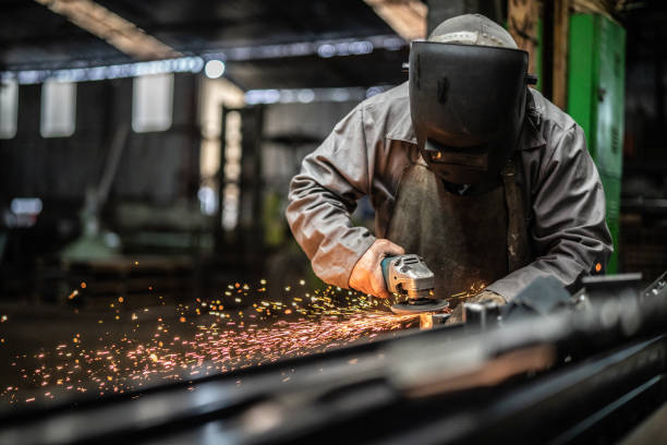 industrial worker soudage steel - métallurgiste photos et images de collection