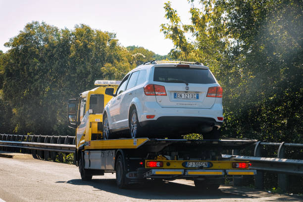 laweta z samochodem na drodze włochy - tow truck zdjęcia i obrazy z banku zdjęć