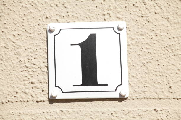 istock Hausnummernschild Nummer 1 1019382438