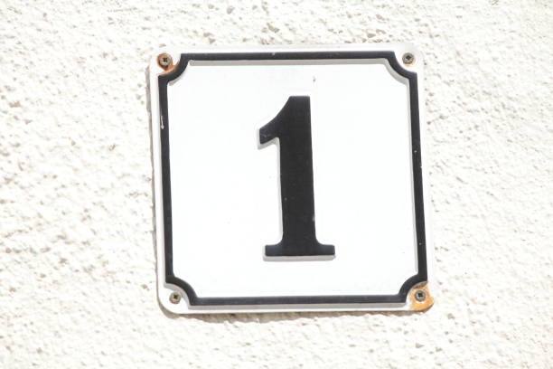 istock Hausnummernschild Nummer 1 1019382440