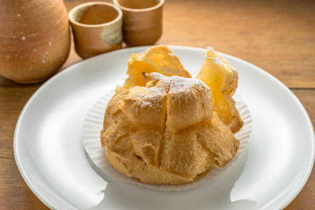 istock Japanese Crispy cream puff 1019392784