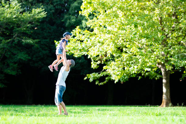 père et fille jouant dans le parc - short phrase photos et images de collection