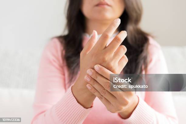 Closeup Frau Sitzt Auf Dem Sofa Hält Ihr Handgelenk Handverletzung Schmerz Zu Fühlen Medizinischen Konzept Stockfoto und mehr Bilder von Anatomie