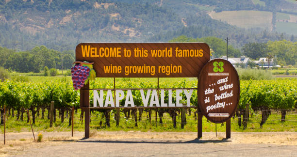 panneau de signalisation touristique pour le vignoble napa valley en californie - napa valley vineyard sign welcome sign photos et images de collection