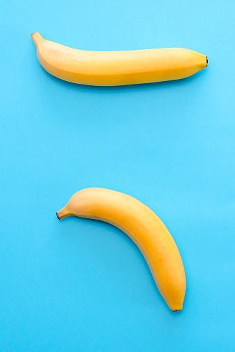 Composición de plátanos amarillo para mostrar los problemas con la potencia de los hombres photo