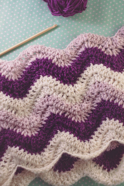 couverture de ripple mauve avec le crochet - knitting vertical striped textile photos et images de collection