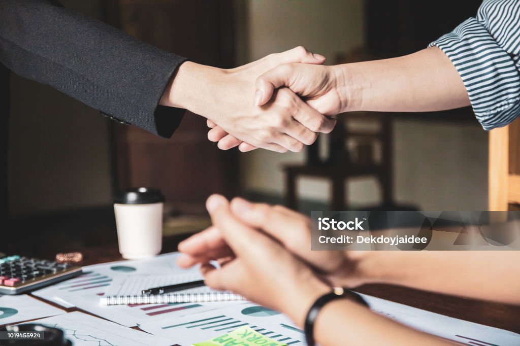 Grupați-l pe omul de afaceri din Asia împreună creează o relație de afaceri reciproc avantajoasă. Graficul economic din tabel - Fotografie de stoc Activitate corporatistă fără redevențe Grupați-l pe omul de afaceri din Asia împreună creează o relație de afaceri reciproc avantajoasă. Graficul economic din tabel - Fotografie de stoc Activitate corporatistă fără redevențe