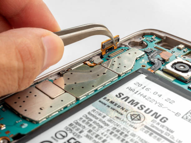 gebarsten scherm samsung s7 rand smartphone - samsung repair stockfoto's en -beelden